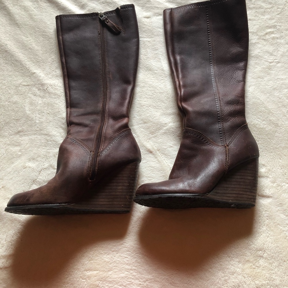 Fossil wedge boots